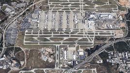 Аэропорт Хатсфилда-Джексона (США). В год способен пропустить 92 млн. пассажиров («Домодедово» - 33 млн.). 6 посадочных полос, 260 направлений.