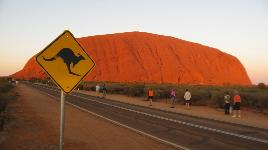 Австралия. Состоит из красного песчаника, который образовался 600 млн. лет назад. Почитается аборигенами как святое место.