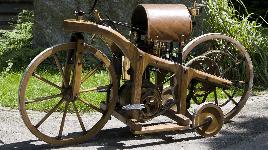 Первый мотоцикл в мире с ДВС (1885 г). Имел деревянную раму и двигатель 0.5 л.с., объемом 264 куб.см. Макс. скорость 12 км/ч. Вес - 50 кг.