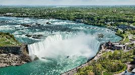 Канада. Река Ниагара падает с обрыва высотой 50 м и шириной 1000 м. В секунду через водопад проходит 6 000 кубических метров воды.