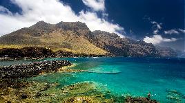 Испания. Самый большой из Канарских островов - 2045 км², а население 700 000 чел. Рядом самый высокий пик страны: гора «Тейде», высотой 3718 м.
