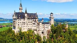 Германия, Бавария. Построен на скале высотой 92 м. Один из самых известных замков Людвига II Баварского. Замок посещают около 1,3 млн туристов в год.