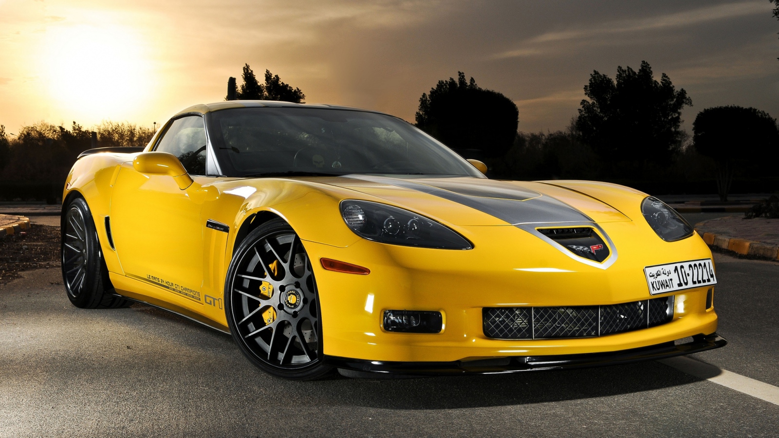 Chevrolet Corvette c6 желтая на обоях