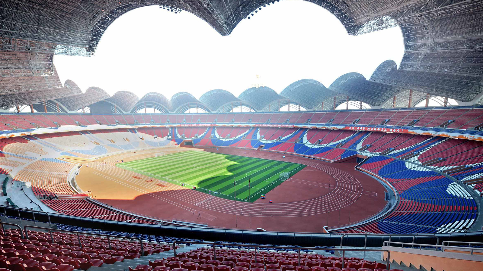 Стадион первого мая в пхеньяне фото