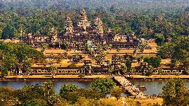 Камбоджа, Сием-Рип. Крупнейшее культовое сооружение возрастом почти 900 лет. Занимает площадь в 200 га. и окружен рвом шириной в 190 м.