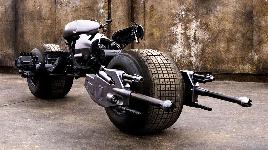Точная копия байка Бэтмена. Создан в 1 экземпляре, украшен пулеметами и пушками. Стоимость ~ $100.000. Двигатель V-Twin объемом 850 см3.