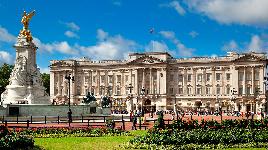 Великобритания, Лондон. Его история началась в XVIII в. Внутри 700 комнат, 50 королевских спален, 200 помещений для гостей и персонала, 100 офисов.