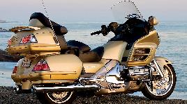 Легендарный туристический мотоцикл, является первым серийным мотоциклом, на который была установлена подушка безопасности.
