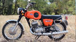 Первый серийный спортивный мотоцикл в СССР. Проектировался с оглядкой на японцев: Suzuki, Yamaha и Kawasaki. О нем мечтали все парни СССР.