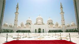 ОАЭ, Абу-Даби. 1 из 6 самых больших мечетей в мире. В отличие от многих мусульманских храмов, в нее впускают всех желающих, независимо от веры.