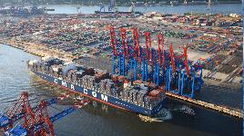 Ежедневно швартуется сотни кораблей и судов на которые грузится примерно 1,5 млн. тонн грузов, обрабатывается около 80 000 контейнеров.