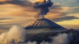 Дымящийся вулкан