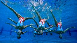 Чтобы пловцы-синхронисты слышали музыку выступления под водой, в бассейне установлены специальные динамики.