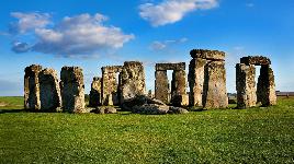 Англия, Солсберийская равнина. Одно из известнейших культовых сооружений, которому посвящено много легенд. На строительство ушло около 2000 лет.