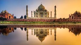 Индия, Агра. Шах Джахан, правитель Агры, приказал построить мавзолей в честь супруги, отмечая 18 лет брака и ее кончину при рождении их ребенка.