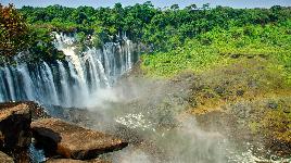 Ангола. Второй по величине водопад Африки после «Виктории». Во время максимальной полноводности, низвергает поток 600 м. с высоты 104 м.