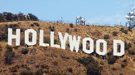 США, Лос-Анджелес. Памятный знак установлен в 1923 г. в качестве рекламы. Высота буквы 9 м, ширина 15 м., каждая имеет 4 000 лампочек.